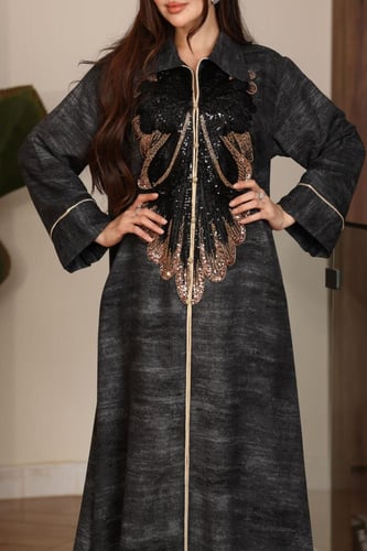 جلابية كريب مخلوط برقبة قلاب وكلفة مطرزة في الصدر