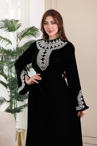 جلابية مخمل بتطريز شك كرستال في الصدر و الاكمام
