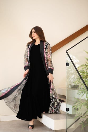 جلابية مخمل قطعتين بإضافة تل مطرز وموديل فتحة في ا...