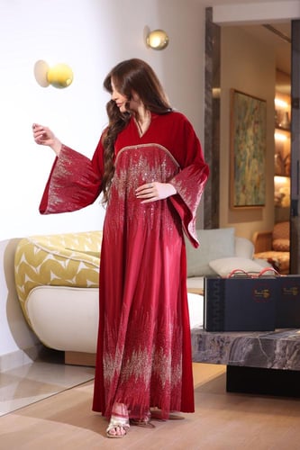 جلابية مخمل مدمجة بالتل المطرز بالخرز والترتر