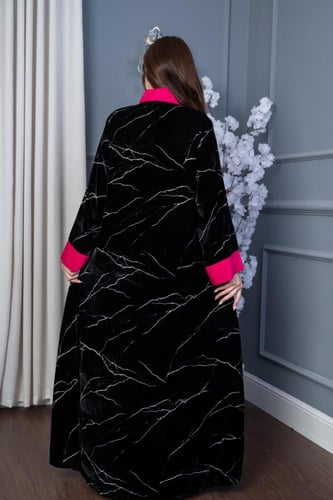 جلابية مخمل بعروق رائعة وتطريز مورد في الصدر