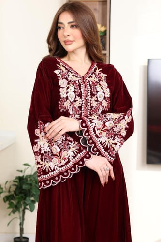 جلابية مخمل بتطريز شك و كمبيوتر في الاكمام والصدر