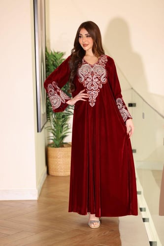 جلابية مخمل بتطريز شرقي مميز