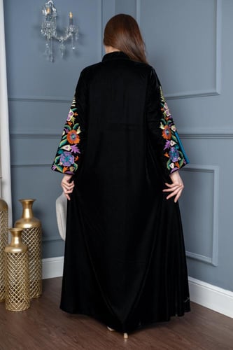 جلابية مخمل موردة وبأكمام مفتوحة وأنيقة