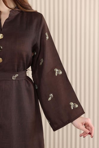 جلابية لينن كويتية بتطريز مورد في الاسفل والاكمام