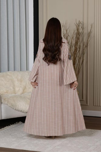 جلابية ليين مقلمة برقبة قلاب وكلفة مطرزة من الامام...