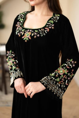 جلابية مخمل بتطريز شك يدوي في الرقبة والاكمام