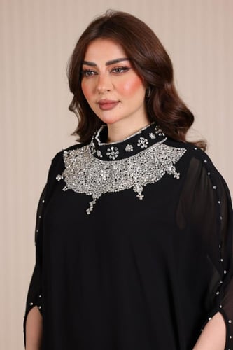 جلابية سهرة شيفون مطرزة بالكرستال في الرقبة و الجو...