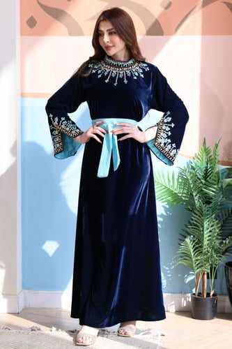 جلابية مخمل خناقي بتطريز شك يدوي كرستالات