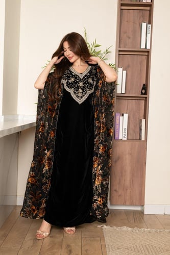 جلابية مخمل بتطريز شك وكرستالات في الصدر وتداخل ال...