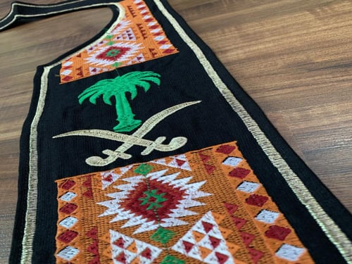 وشاح بخامة الكتان - بتطريز كمبيوتر سيفين ونخلة