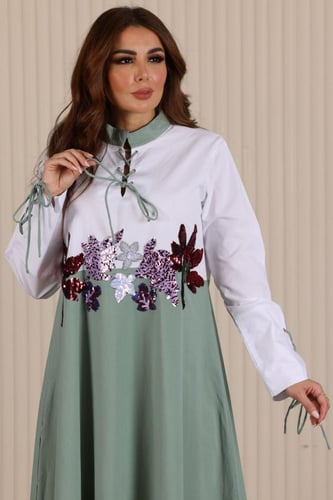 جلابية أنيقة جداً بتطريز ترتر في الوسط وحبال في ال...