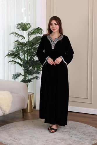 جلابية مخمل بتطريز كمبيوتر في الصدر والظهر وإضافة...