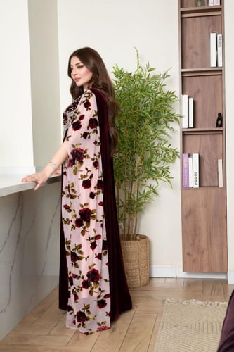 جلابية مخمل بتطريز شك وكرستالات في الصدر وتداخل ال...