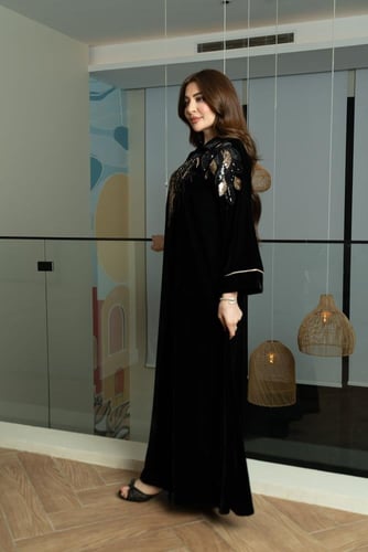 جلابية مخمل برقبة قلاب و تطريز في الصدر والكمام