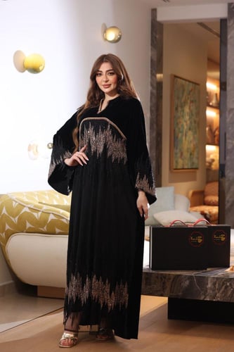 جلابية مخمل مدمجة بالتل المطرز بالخرز والترتر