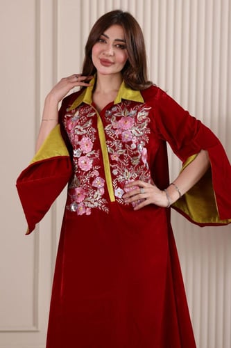 جلابية مخمل قلاب بكلفة تطريز ترتر موردة في الصدر