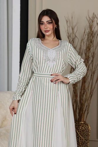 جلابية لينن مقلمة بتطريز في الصدر