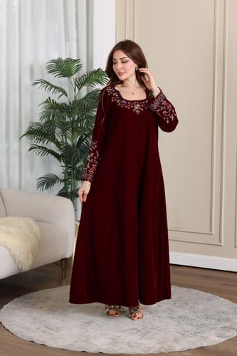 جلابية مخمل بتطريز شك يدوي في الرقبة والاكمام