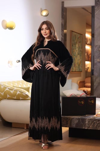 جلابية مخمل مدمجة بالتل المطرز بالخرز والترتر