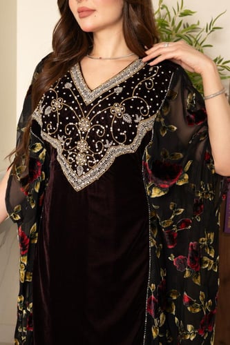 جلابية مخمل بتطريز شك وكرستالات في الصدر وتداخل ال...