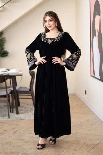 جلابية مخمل بتطريز شك يدوي في الرقبة والاكمام