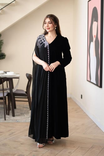 جلابية مخمل بتدخيلة الجورجيت كلوش وتطريز في الكتف