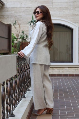 طقم لينن أبيض بربطة جانبية – أناقة وراحة لكل الأوق...