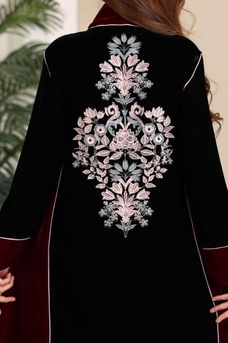 جلابية مخمل بتطريز كمبيوتر في الامام والخلف