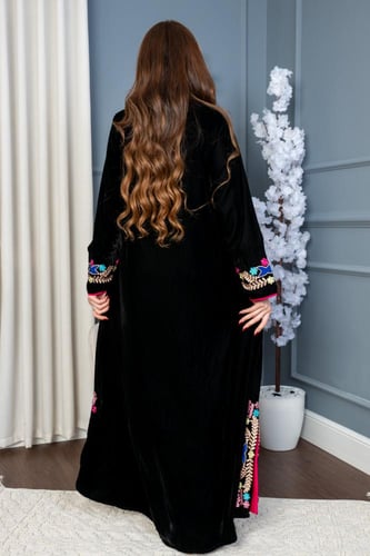 جلابية مخمل بتطريز مورد بألوان زاهية