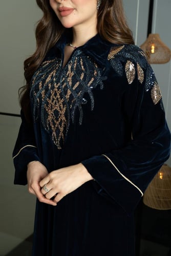 جلابية مخمل برقبة قلاب و تطريز في الصدر والكمام