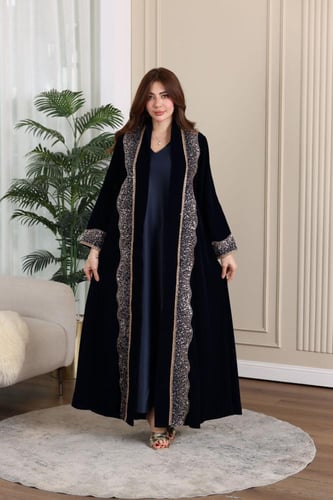 جلابية مخمل قطعتين بكلفة مطرزة في الامام والخلف