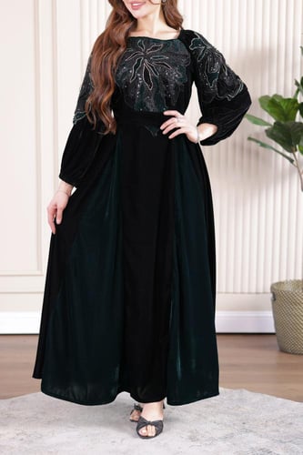 جلابية مخمل بكلفة مطرزة في الصدر والاكتاف