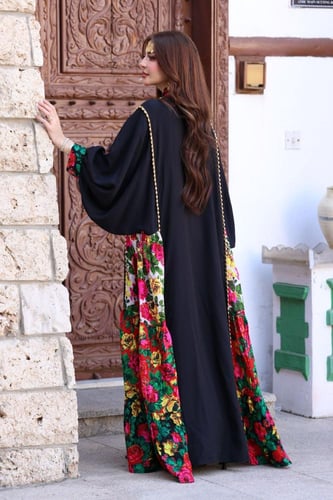 جلابية كريب بحريني بجوانب شالكي ملون وأكسسوارات في...