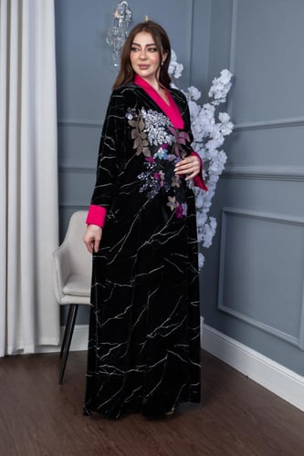 جلابية مخمل بعروق رائعة وتطريز مورد في الصدر