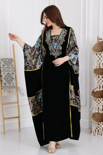 جلابية مخمل فراشة بتطريز شك يدوي في الصدر ممزوجة ب...