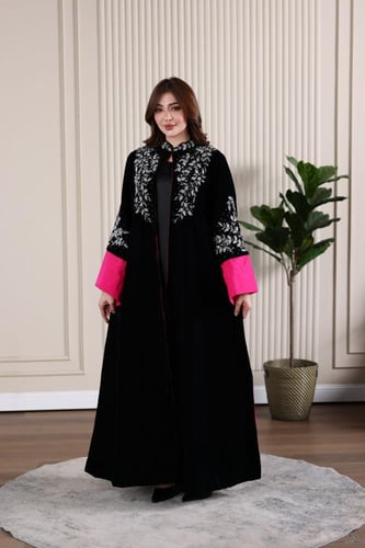 جلابية مخمل قطعتين بتطريز شك يدوي في الصدر و الاكم...