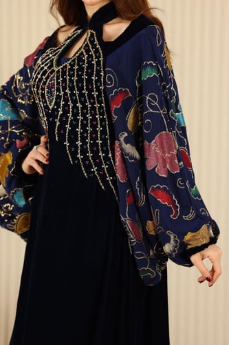جلابية مخمل بتطريز شك في الصدر وأكمام شيفون مورد و...