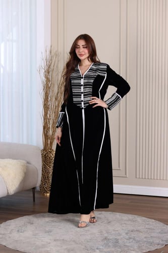 جلابية مخمل ممزوجة بقماش السدو التراثي