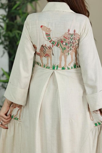 جلابية لينن بنقوشات الجمال العربية بإضافة ربطة من...