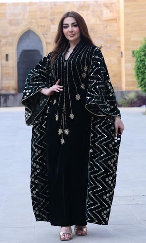 جلابية مخمل بتطريز شك ذهبي أنيق وحزام داخلي مخفي