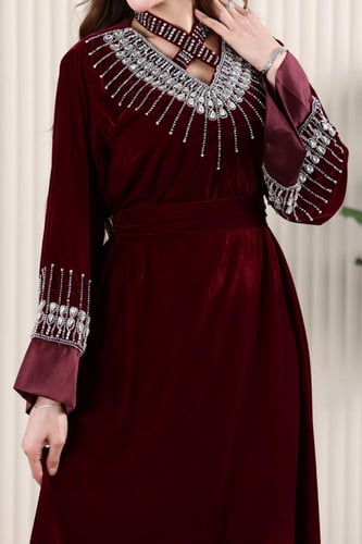 جلابية مخمل بطريز شك يدوي وكرستالات أنيقة