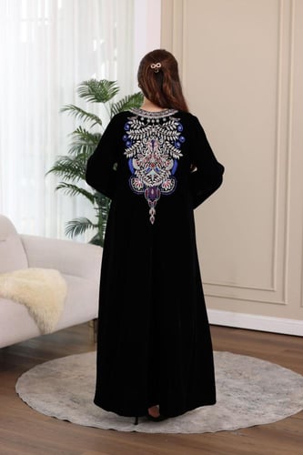 جلابية مخمل بتطريز كمبيوتر في الصدر والظهر وإضافة...