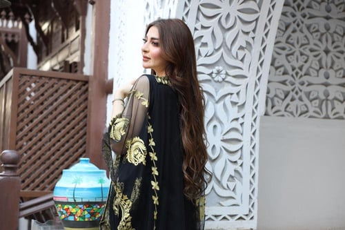 جلابية ( نشل ) بالتل والتطريز الذهبي