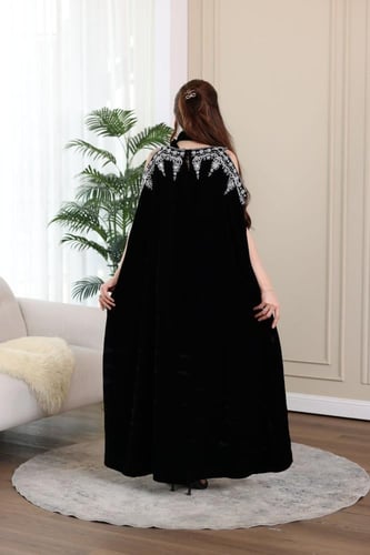 جلابية مخمل استقبال مطرزة باللول والكرستال وفتحة ف...