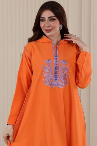 جلابية مغربية بخامة باربي وتطريز كمبيوتر في الصدر...