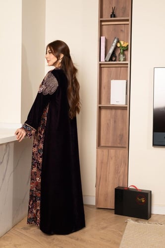 جلابية مخمل مشجره وتطريز طاؤوس في الصدر والاكتاف