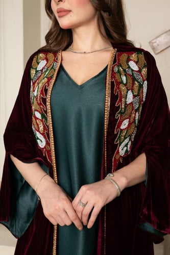 جلابية مخمل قطعتين بتطريز شك في الصدر وبطانة ساتان