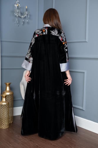 جلابية مخمل بياقة شانتون تفتة و أكمام مخمل مورد