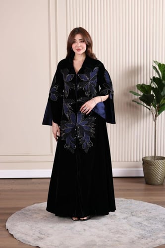 جلابية مخمل بتطريز مورد